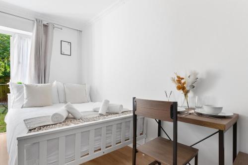 The Kensal Suite - Cosy Studio Long Term Stays - Tap to explore photos