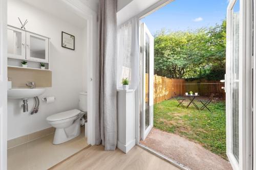 The Kensal Suite - Cosy Studio Long Term Stays - Tap to explore photos