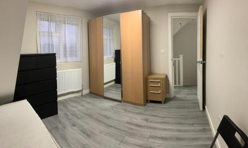 Cosy Room in London Beckton - Tap to explore photos
