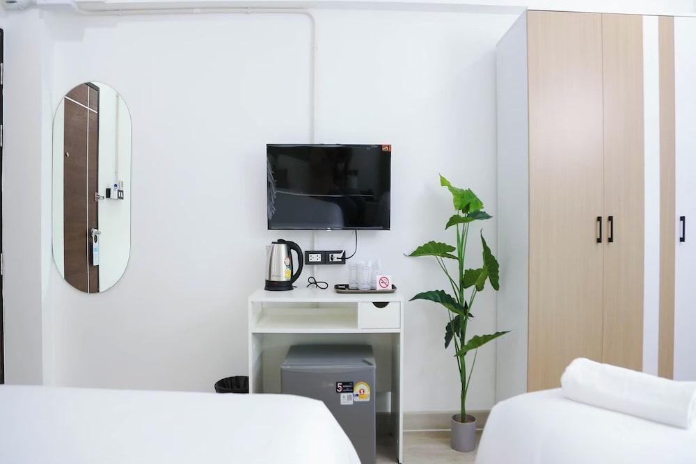 Chana Bangkok Hotel Room Type - Deluxe Triple Room Chana Bangkok Hotel Room Type - Deluxe Triple Room