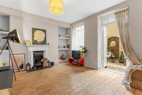 Designer Flat at Paddington Private Outdoor Oasis - Tap to explore photos