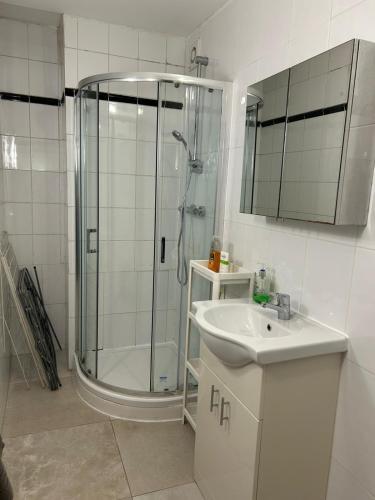Great Central London Flat - Tap to explore photos