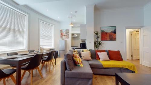 Unique & Cosy London Retreat - Tap to explore photos