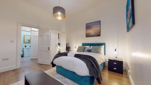 Unique & Cosy London Retreat - Tap to explore photos