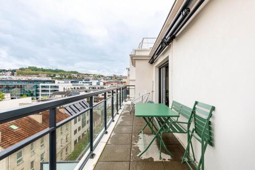 GuestReady - Chic cocoon with a balcony - Tap to explore photos