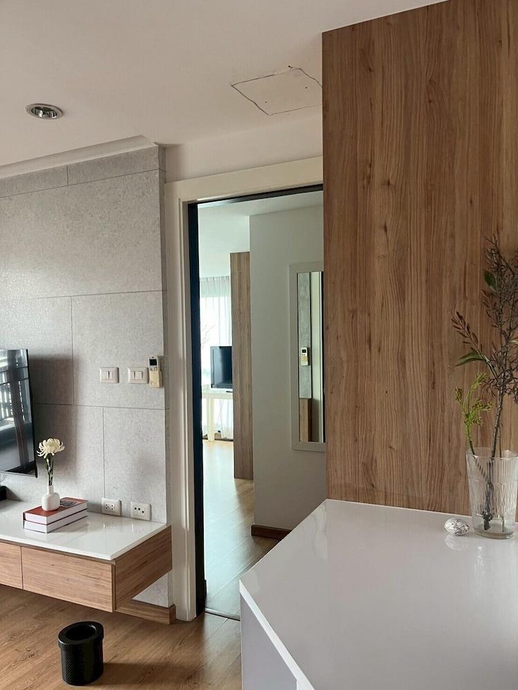 Shine Thonglor Room Type - Luxury Room