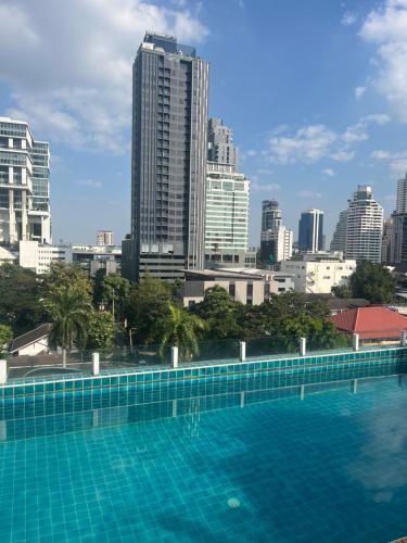 Shine Thonglor - Tap to explore photos