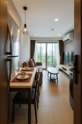 Shine Thonglor - Tap to explore photos