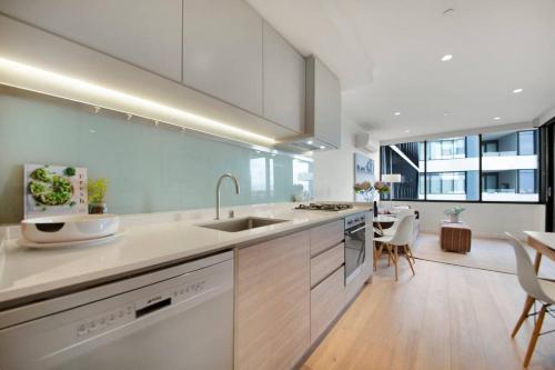Cool and Contemporary on the City Edge - Tap to explore photos