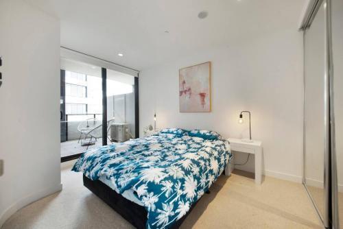Cool and Contemporary on the City Edge - Tap to explore photos
