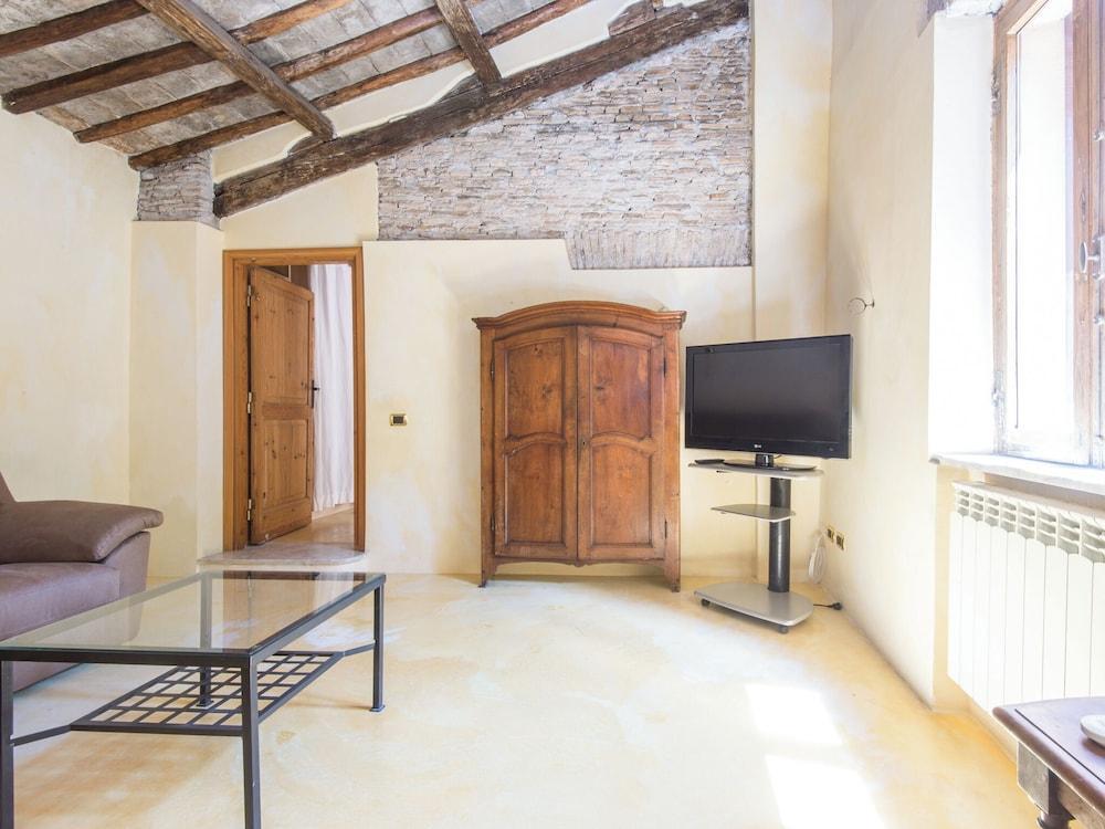 Charming Luxury Trastevere Apartment - Tap to explore photos