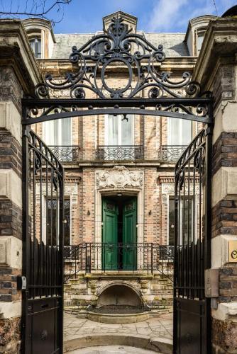 Le Charmant Hôtel - Tap to explore photos