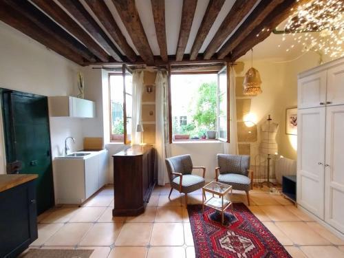 Cozy Marais Studio - Tap to explore photos