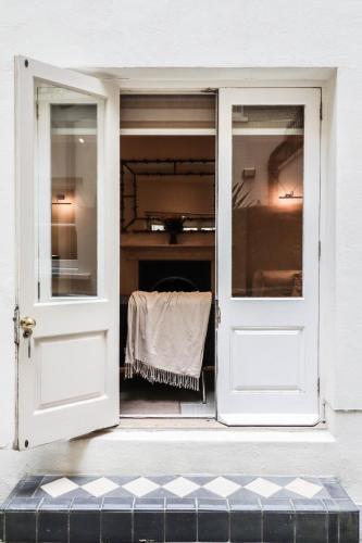 Delightful Kensington Apartment - Tap to explore photos