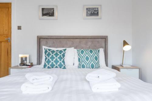 Stylish Paddington Flat -Modern and Spacious - Tap to explore photos