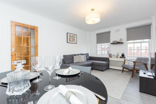 Stylish Paddington Flat -Modern and Spacious - Tap to explore photos