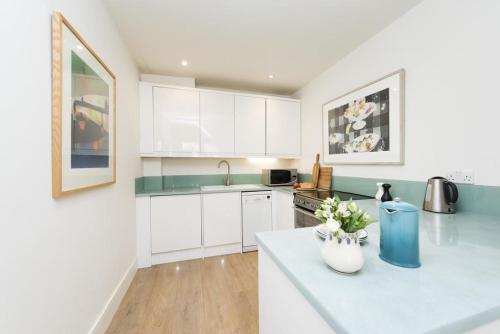 PERFECT KENSINGTON MEWS HOUSE - Quiet location - Tap to explore photos