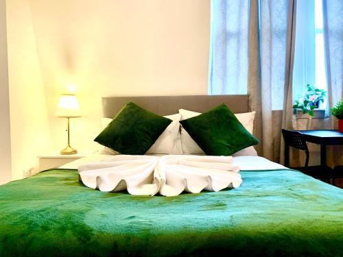 Aldgate East B&B - Tap to explore photos
