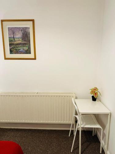 Aldgate East B&B - Tap to explore photos