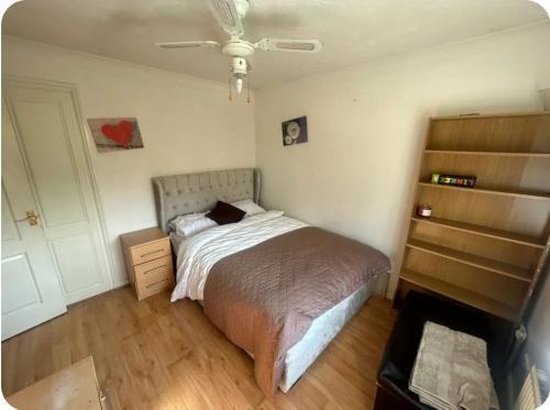 Cosy Double Room in Thamesmead - Tap to explore photos