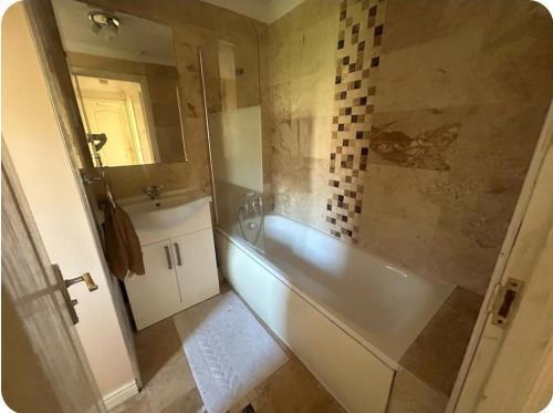 Cosy Double Room in Thamesmead - Tap to explore photos