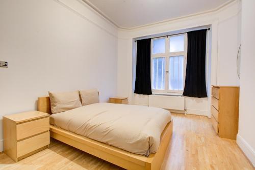 London Mansion Apartment - Tap to explore photos