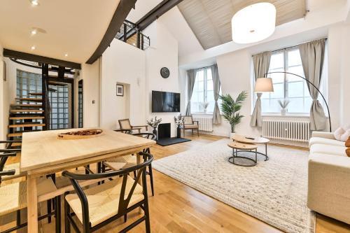 Light and Airy Central London Apartment - Tap to explore photos