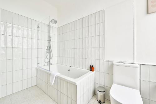 Light and Airy Central London Apartment - Tap to explore photos