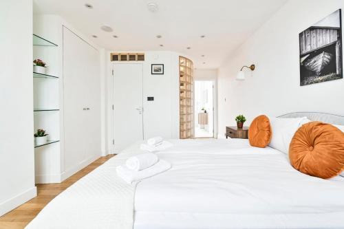 Light and Airy Central London Apartment - Tap to explore photos