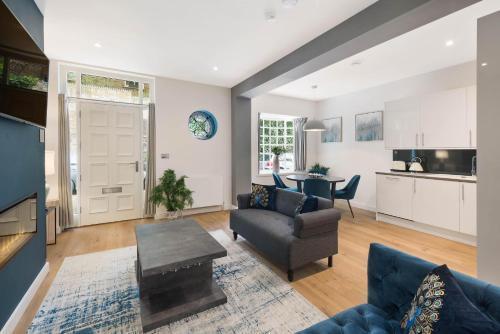 Stylish Knightsbridge flat - Tap to explore photos