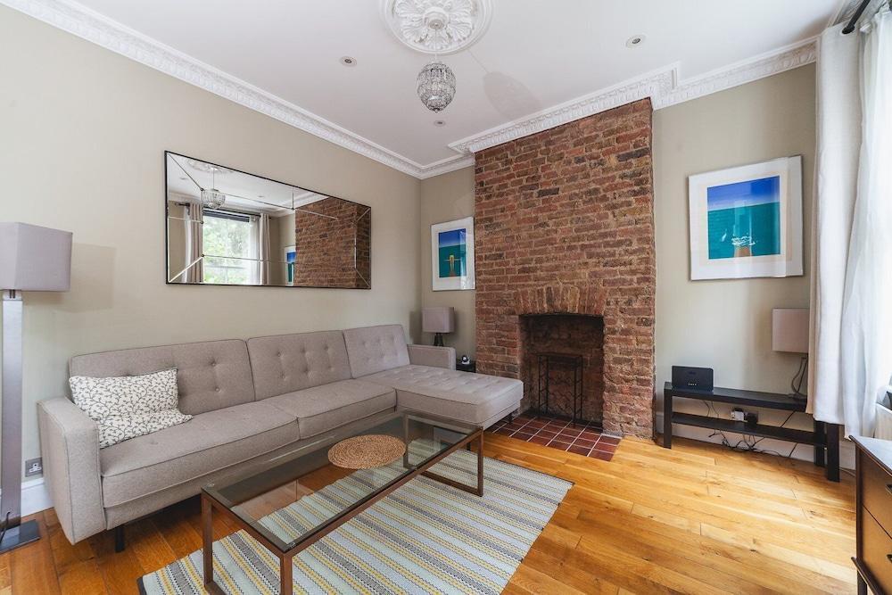 Charming One-Bed Oasis in Hammersmith - Tap to explore photos