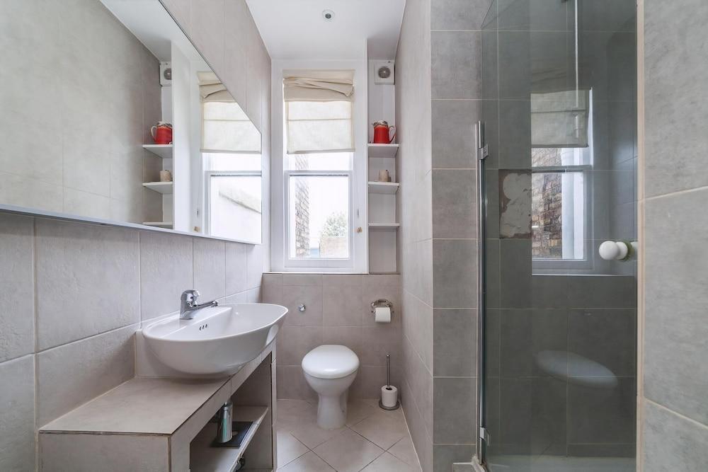 Charming One-Bed Oasis in Hammersmith - Tap to explore photos