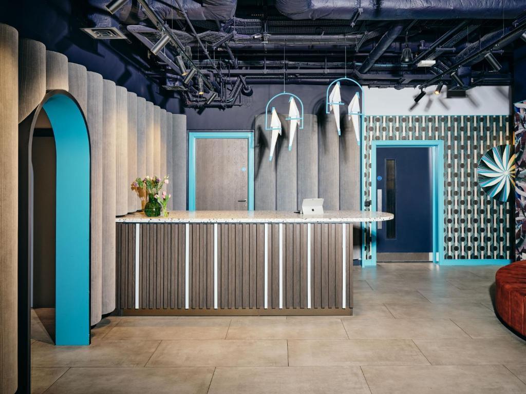 Vertus Edit Canary Wharf - Tap to explore photos