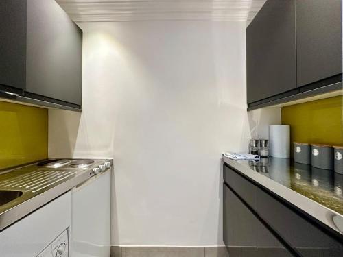 Cute Studio Basement Flat Richmond - Tap to explore photos