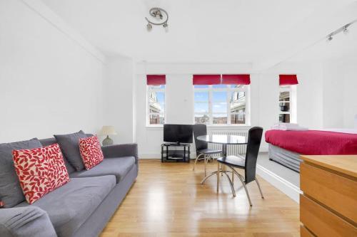 South Kensington Studio - Tap to explore photos