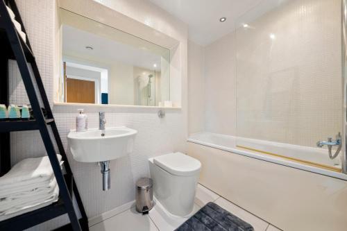 Londwell, Canary Wharf Skyline Balcony Suite - Tap to explore photos