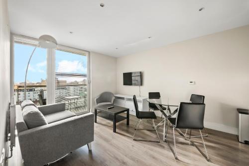 Londwell, Canary Wharf Skyline Balcony Suite - Tap to explore photos