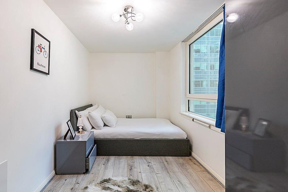 Modern and Minimalist Flat in Vauxhall - Tap to explore photos