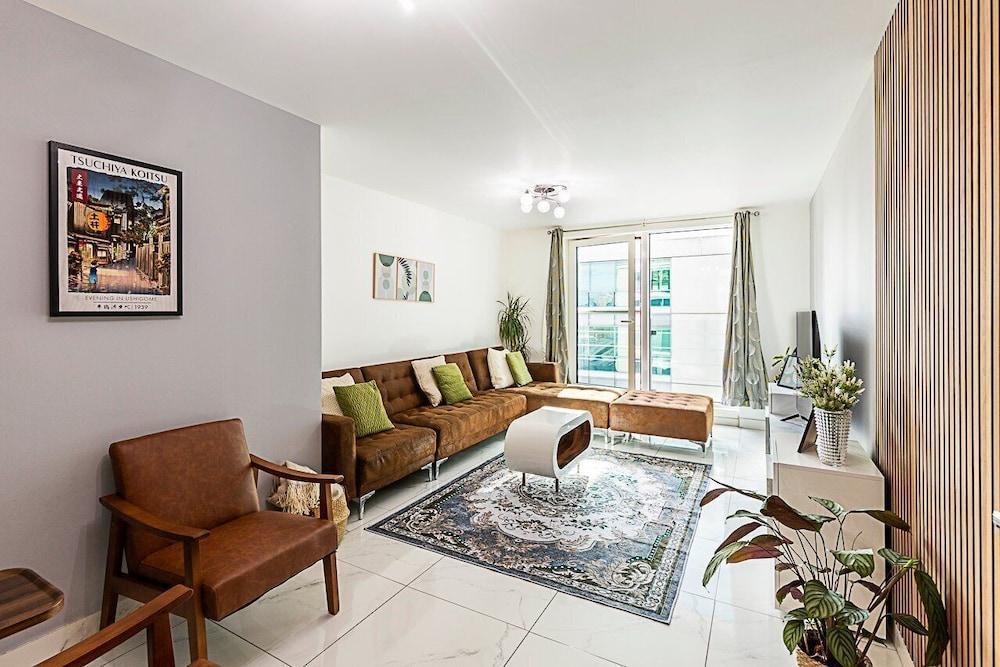 Modern and Minimalist Flat in Vauxhall - Tap to explore photos