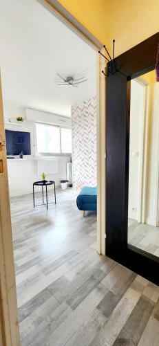 Studio & Expansive Terrace: Urban Oasis in Paris! - Tap to explore photos