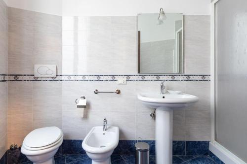 Elegant Salandra Suite - Tap to explore photos