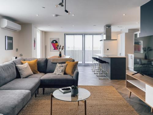 Luxe Penthouse Retreat: With Free Parking! - Tap to explore photos