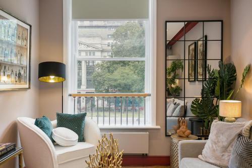Urban Chic - Bloomsbury - Tap to explore photos
