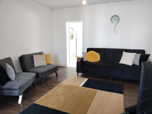 Bright Spacious Double Room, next to Underground Station - Tap to explore photos