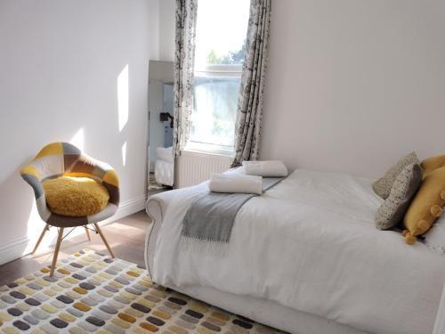 Bright Spacious Double Room, next to Underground Station - Tap to explore photos