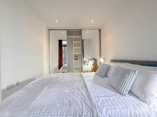 Amazing Duplex Flat - Tap to explore photos