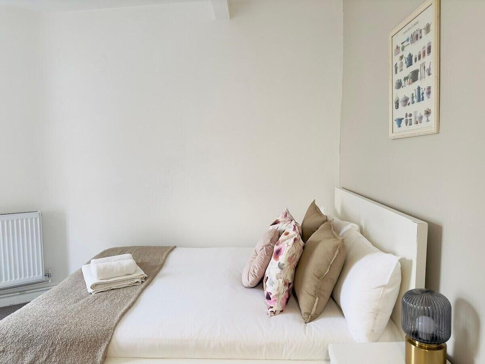 SHOREDITCH ROOMS Room Type - Premium Double Room, Shared Bathroom SHOREDITCH ROOMS Room Type - Premium Double Room, Shared Bathroom
