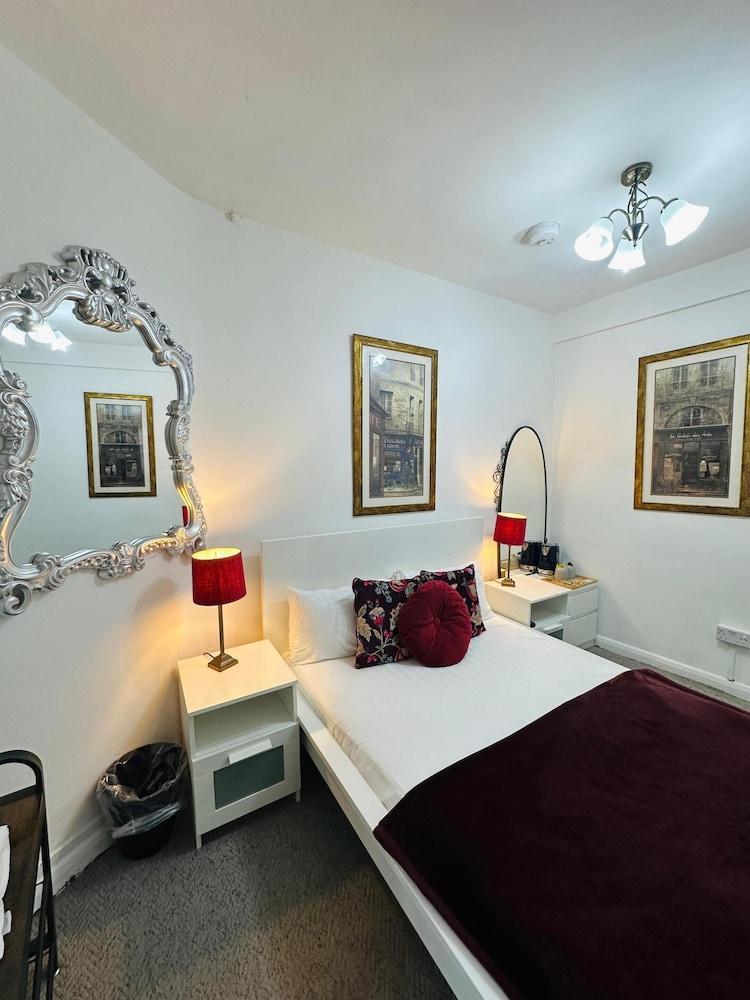 SHOREDITCH ROOMS Room Type - Standard Double Room, Shared Bathroom