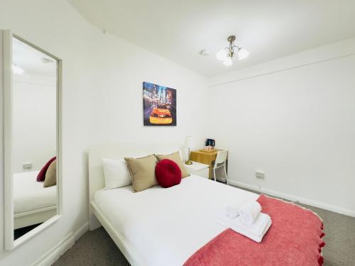 Shoreditch Rooms - Tap to explore photos