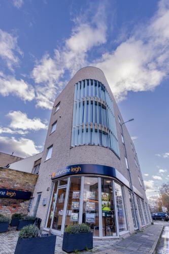 Vertigo Boutique Sleeps 4 London - Tap to explore photos